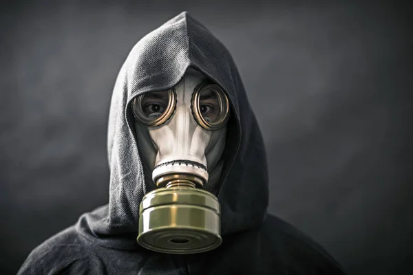 Man Met Gasmasker Capuchon Mantel Milieuverontreiniging — Stockfoto