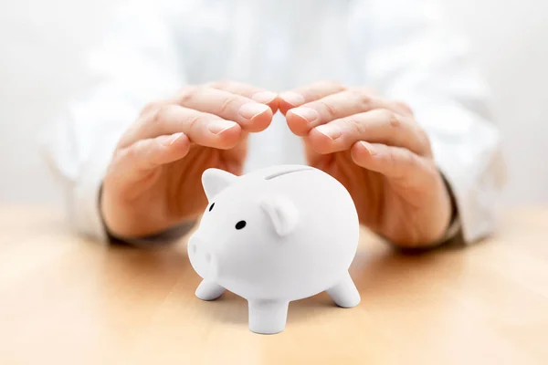 Protege Teu Dinheiro Pequeno Banco Porquinho Coberto Por Mãos — Fotografia de Stock