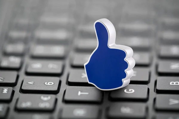 Gambar Grafis Thumb Pada Papan Ketik Laptop — Stok Foto