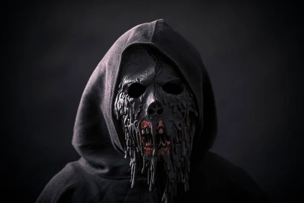 Figura Assustadora Capa Com Capuz Com Máscara — Fotografia de Stock