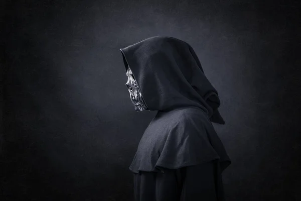 Figura Assustadora Capa Com Capuz Escuro — Fotografia de Stock