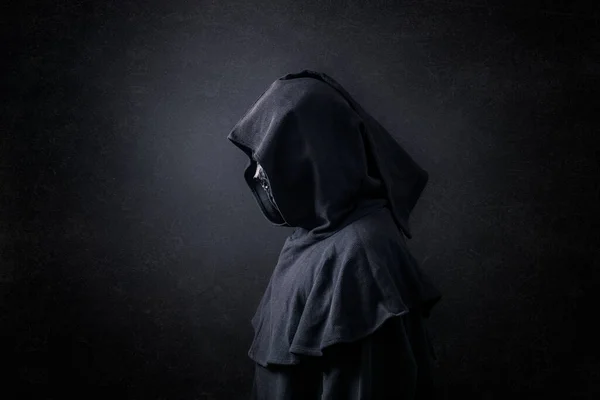 Figura Assustadora Capa Com Capuz Escuro — Fotografia de Stock