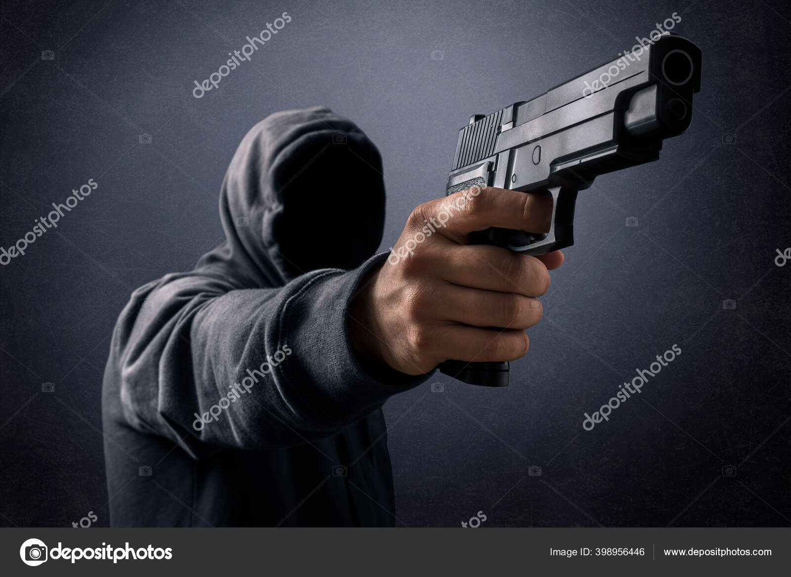 暗い中に銃を持ったフード付きの男 ストック写真 C Sqback 暗い中に銃を持ったフード付きの男 ストック写真 C Sqback