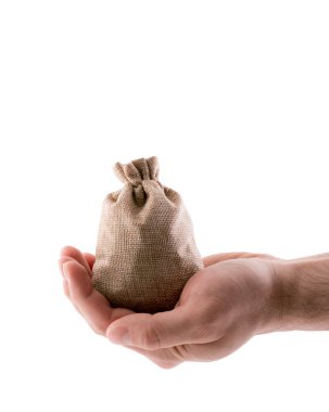 Beyaz arkaplanda kırpma yolu ile izole edilmiş keten çuvallı el