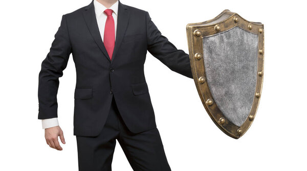 Бизнесмен со щитом изолирован на белом фоне с обрезкой пути. Концепция защиты бизнеса.