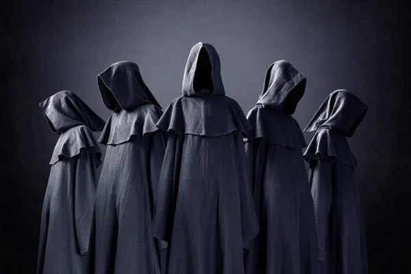 Karanlıkta kapüşonlu pelerinli beş korkunç şahsiyet.