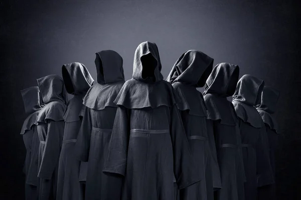 Grupo Nueve Figuras Miedo Capas Encapuchadas Oscuridad — Foto de Stock