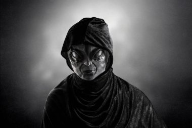 Karanlık sisli arka planda gece gizemli insansı uzaylı