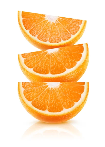 Trzy Kliny Pomarańczowy Owoc Jeden Drugim Białym Tle Białym Tle — Zdjęcie stockowe