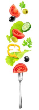 İzole sebze karıştırın. Taze salata bileşenleri (domates, salatalık, biber, marul ve zeytin) kırpma yolu ile beyaz arka plan üzerinde izole çatal üzerinde uçan
