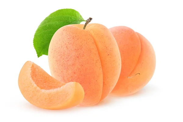 Изолированные свежие абрикосы — стоковое фото