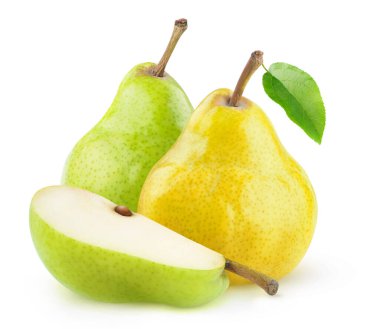 İzole armutlar. Tamamen sarı ve yeşil armutlar ve beyaz arkaplanda izole edilmiş bir kama.