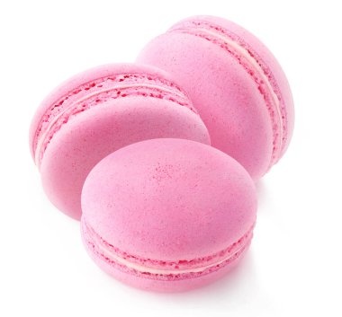 Beyaz arka planda üç pembe badem kurabiyesi (çilek veya ahududu) izole edilmiş.