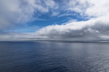 Çok sakin pürüzsüz okyanus sahne, Pasifik Okyanusu kıyıları California, güzel bulutlar