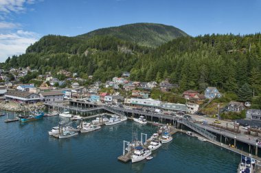 Tepeler arasında Ketchikan, Alaska, liman ve şehir konumunun görünümü