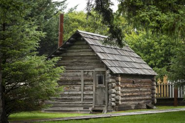 Eski günlük kabinde Skagway, Alaska, yağmurlu bir gün yağmur dosyasını genişletmek eğer geliyor görebilirsiniz