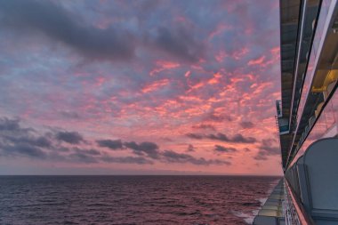Okyanusu günbatımı yansıtan bir Cruise gemi yan içine