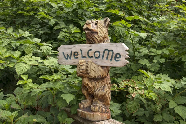 Pequeño Oso Madera Tallada Sosteniendo Cartel Bienvenida —  Fotos de Stock