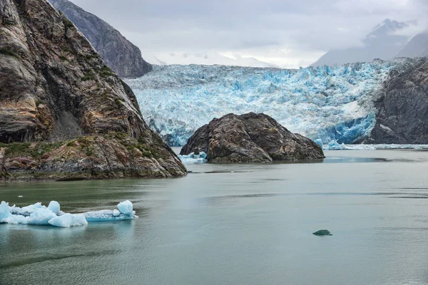 ソーヤーズ氷河 氷の眺めが素敵な青い色 フォア グラウンドで水 — ストック写真