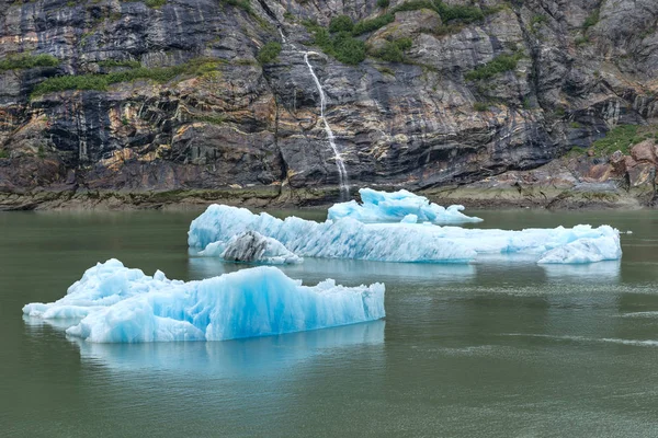 Grandes Trozos Hielo Glaciar Flotando Océano Pequeñas Cascadas Fondo Rocoso —  Fotos de Stock