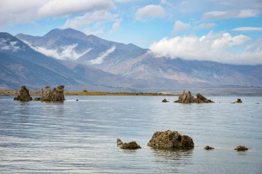 Mono Gölü ile ön planda birkaç tüf görünümünü