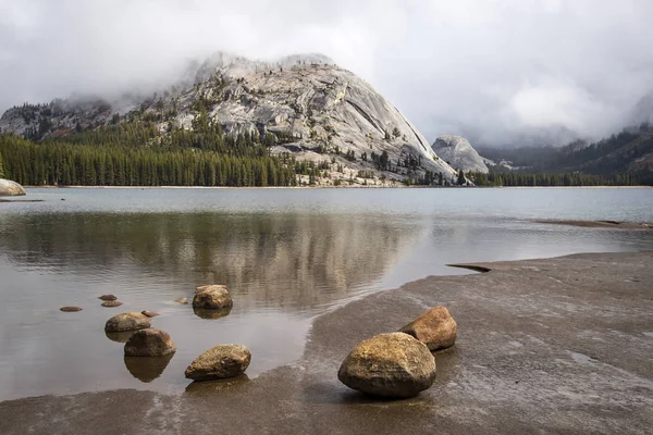 Piękne Jeziora Wzdłuż Przebiegu Tioga Parku Narodowym Yosemite — Zdjęcie stockowe