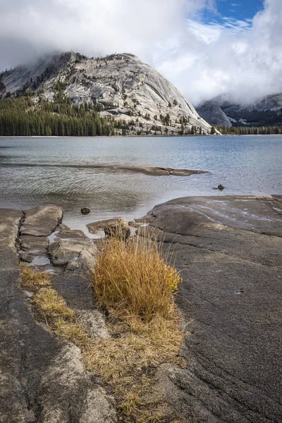 Beau Lac Long Col Tioga Dans Parc National Yosemite — Photo