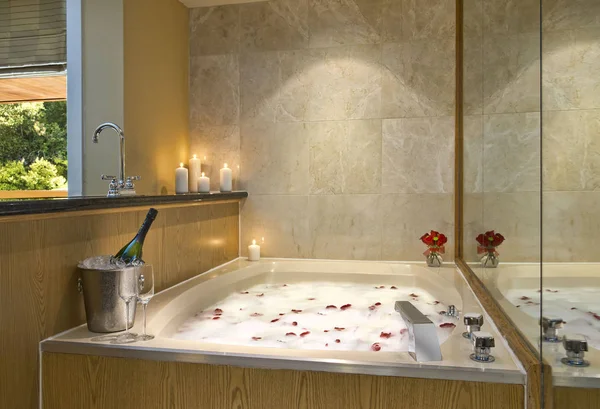 Пузырьковая ванна с лепестками роз — стоковое фото
