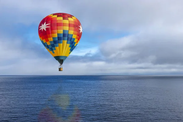 Varm ballong över lugnt hav — Stockfoto