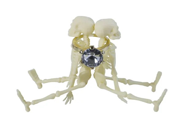 Goldener Diamant Verlobungsring Den Hals Zweier Skelette Weg Inklusive — Stockfoto