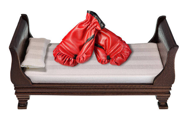 Борьба сон показывает антикварные деревянные сани кровать для сна в боксерских перчатках