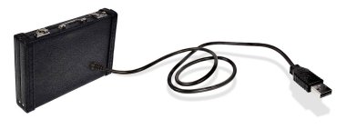 Yerde USB kablosu olan bir evrak çantasıyla internette iş aranıyor