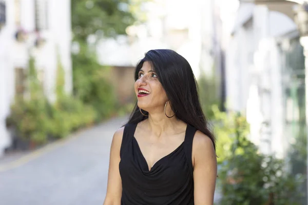 Gelukkig Indiase Vrouw Genieten Van Een Wandeling Een Muze — Stockfoto