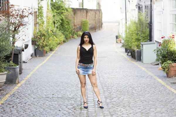 静かな通りに一人で立ってインド美人 — ストック写真