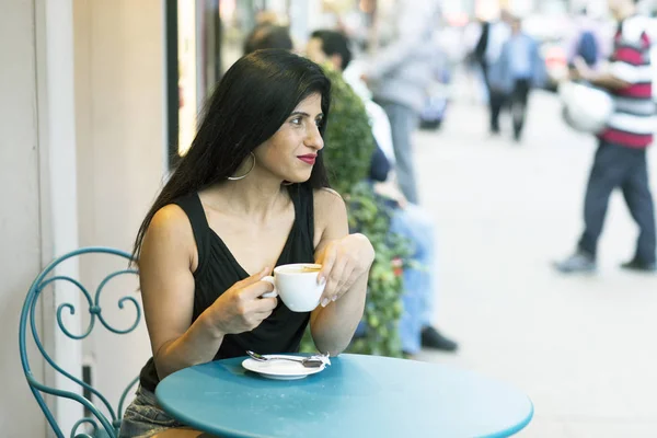 Uma Bela Mulher Indiana Desfrutando Café — Fotografia de Stock
