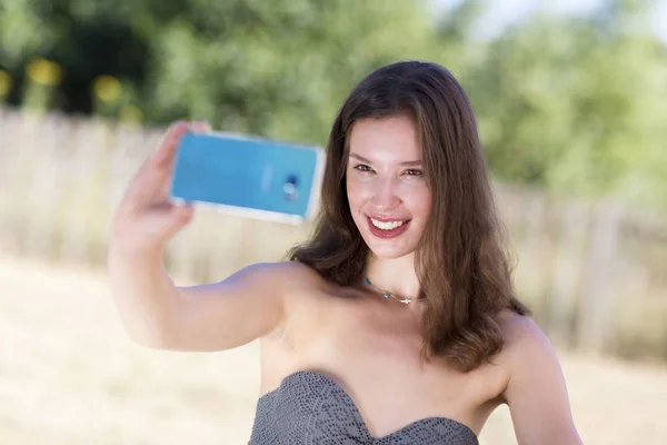 Młoda Kobieta Biorąc Letni Selfie Jej Telefonu Komórkowego — Zdjęcie stockowe
