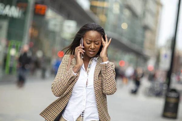 Giovane Donna Affari Telefono Che Affronta Una Situazione Difficile — Foto Stock