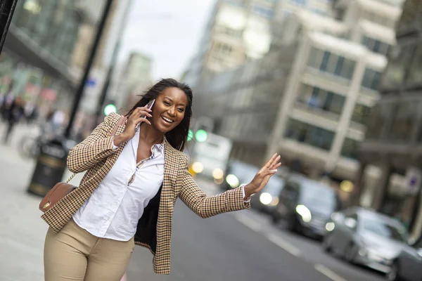 Young Business Woman Flagging Taxy While Phone — Stock Photo, Image
