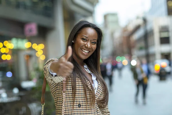 Šťastný Mladý Obchodní Žena Ukazuje Palec — Stock fotografie