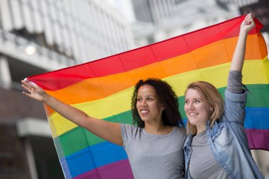 Lezbiyen çift LGBT bayrağıyla gururu kutluyor