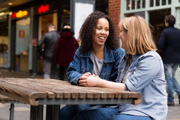 Lesbian Couple Sitting Together Talking — Stock Photo, Image