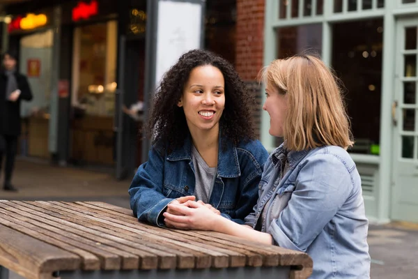 Lesbisch Paar Zitten Samen Praten — Stockfoto