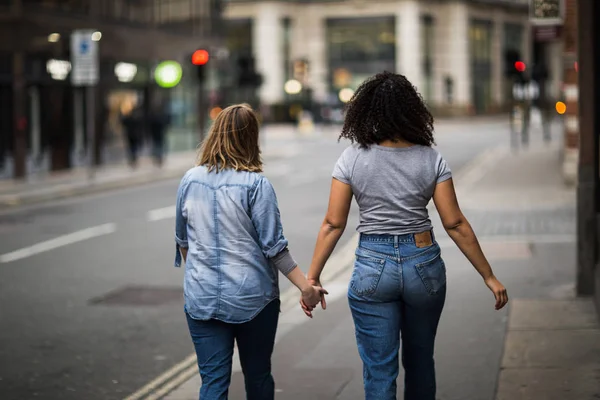 走在街上的女同志夫妇 — 图库照片