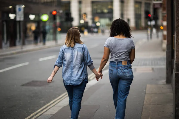 Pareja Lesbiana Que Camina Por Calle — Foto de Stock