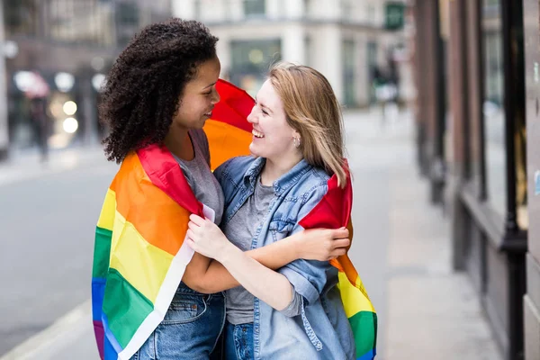 Feliz Lésbicas Casal Com Lgbt Bandeira — Fotografia de Stock
