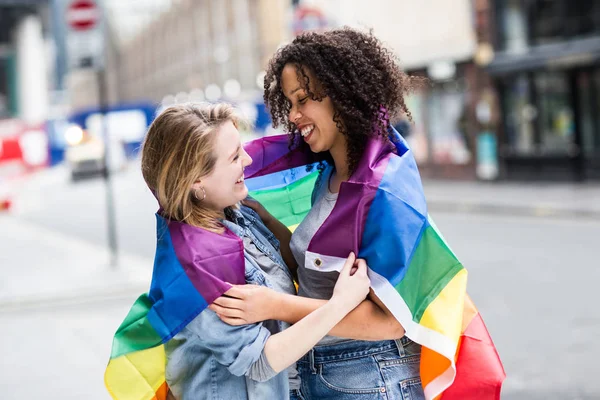 Лесбиянская Пара Флагом Лгбт — стоковое фото