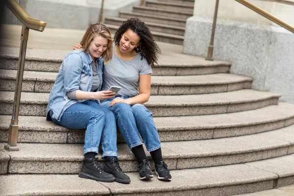 Parejas Lesbianas Sentadas Sobre Los Pasos Para Comprobar Teléfono — Foto de Stock