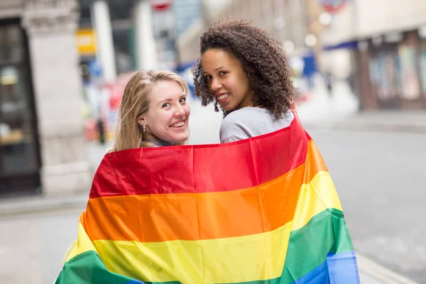 Lesbiskt Par Med Hbt Flagga — Stockfoto
