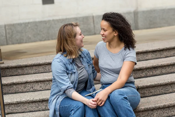 Feliz Pareja Lesbianas Sentadas Juntas Hablando — Foto de Stock