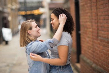 Lezbiyen çift sevgi gösteriyor